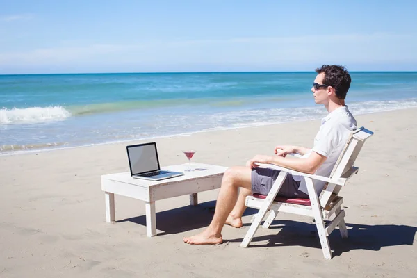 Usinessman relaxing on the beach — Stock Photo, Image