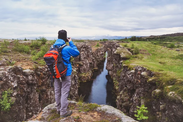 Hiker taking photo — Stock Photo, Image