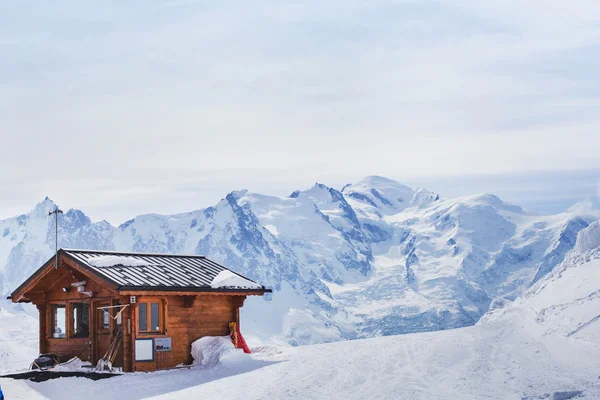 Дерев'яний будинок в зимових горах — стокове фото