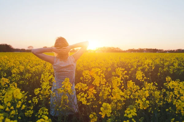 Young woman enjoying summer — Stock Photo, Image