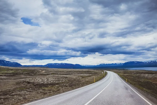 Strada nel paesaggio drammatico — Foto Stock