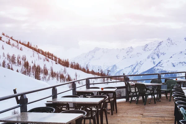 Restaurante com vista para as montanhas de inverno — Fotografia de Stock