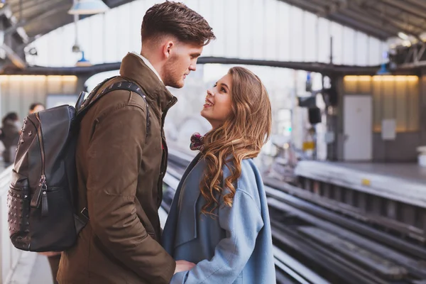 Pareja en la plataforma en la estación de tren — Foto de Stock