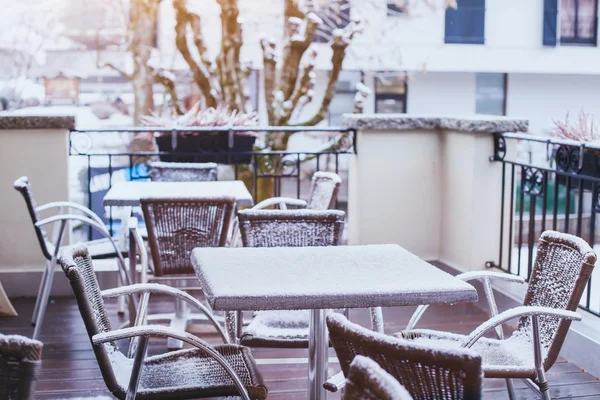 Terrasse des Straßencafés im Winter — Stockfoto