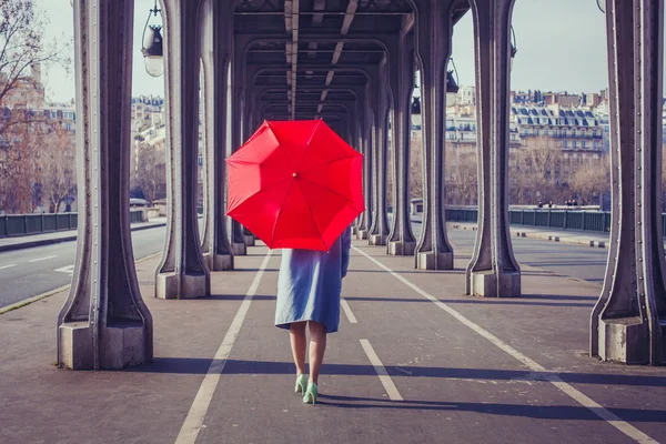 Žena s červeným deštníkem — Stock fotografie