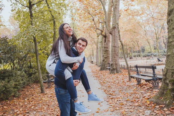 Junges Paar im Park — Stockfoto