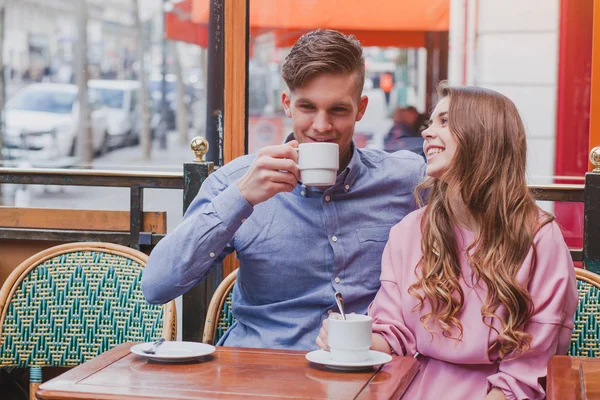 Пара пьет кофе — стоковое фото