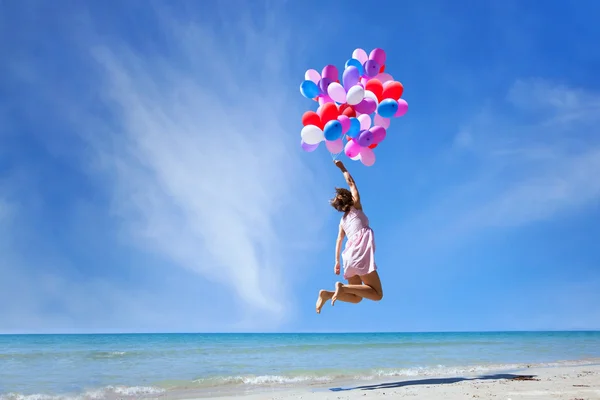 女孩在五彩斑斓的气球飞 — 图库照片