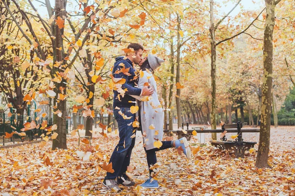 Joven pareja amorosa en el parque — Foto de Stock