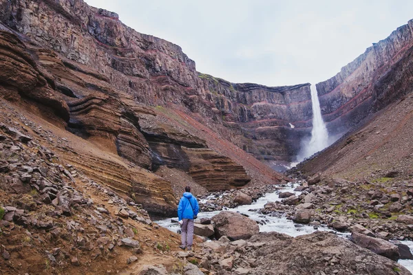 Caminante caminando a la cascada Hengifoss — Foto de Stock