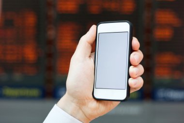 Akıllı telefon kullanan adam