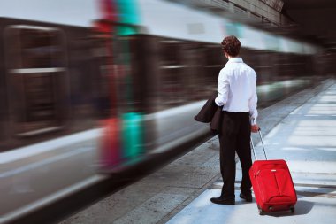 Tren istasyonunda iş adamı