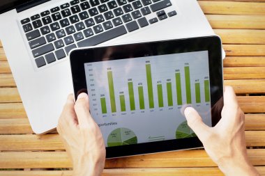 Eller adamın tablet ile
