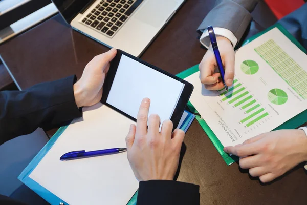 Affärsman med gadget — Stockfoto