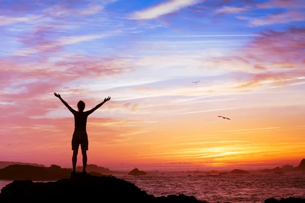 Mujer en hermosa puesta de sol — Foto de Stock