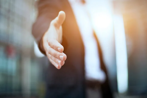 Hombre de negocios dando la mano — Foto de Stock