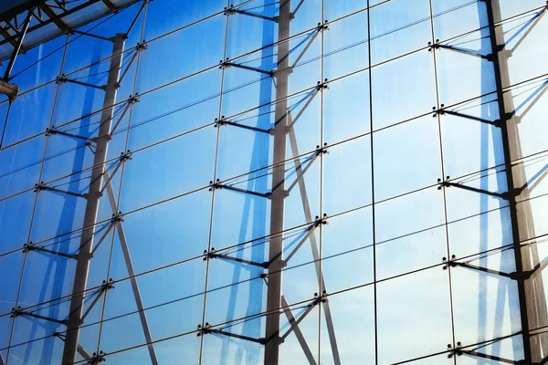 Mur de verre dans l'aéroport — Photo