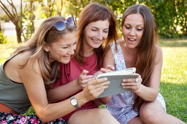 Gruppo di ragazze con tablet outsid — Foto Stock