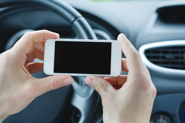 Usando smartphone no carro — Fotografia de Stock
