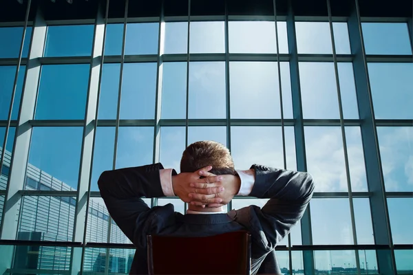 Hombre de negocios mirando a la ventana — Foto de Stock