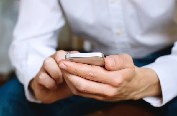 Akıllı telefon kullanan iş adamı — Stok fotoğraf