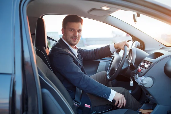 Homem de sucesso no carro — Fotografia de Stock