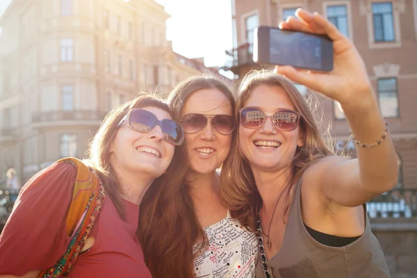 Turistas fazendo selfy — Fotografia de Stock