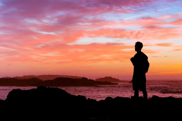 Backpacker enjoying sunset — Stock Photo, Image