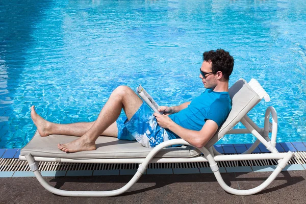 Hombre cerca de la piscina — Foto de Stock