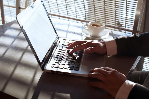 Man werkt op laptop — Stockfoto