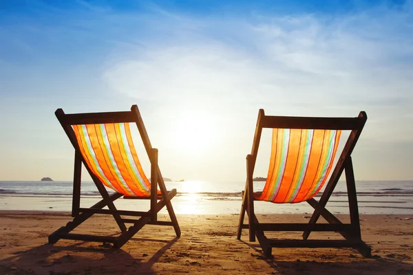 Два стула на берегу моря — стоковое фото