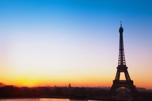 Silhouet van de Eiffeltoren bij zonsopgang — Stockfoto