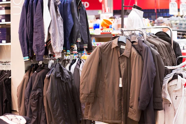 Giacche in vendita nei supermercati — Foto Stock