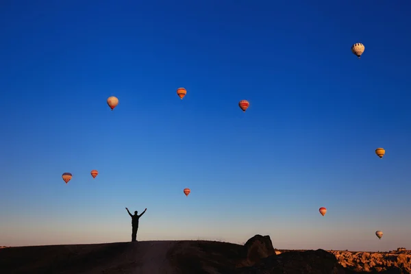 Man op de berg en lucht ballonnen — Stockfoto