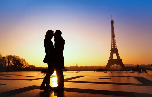 Paar silhouetten in Parijs — Stockfoto