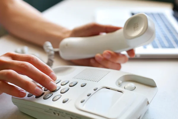 Manos sosteniendo teléfono — Foto de Stock