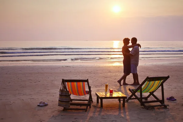 Par på stranden vid solnedgången — Stockfoto