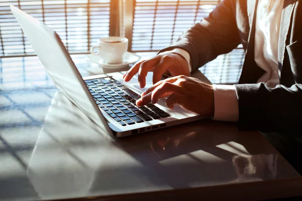 Homem de negócios trabalhando no laptop Imagens De Bancos De Imagens