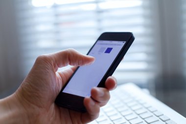 Akıllı telefon kullanan el
