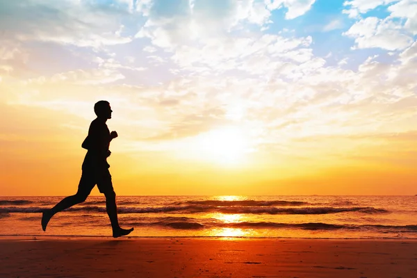 Silhouet van man joggen op strand — Stockfoto