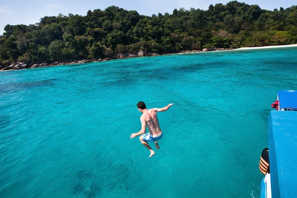 Homem pulando para o mar — Fotografia de Stock