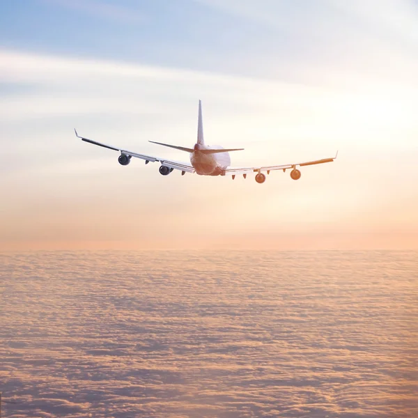 Avión sobre las nubes — Foto de Stock