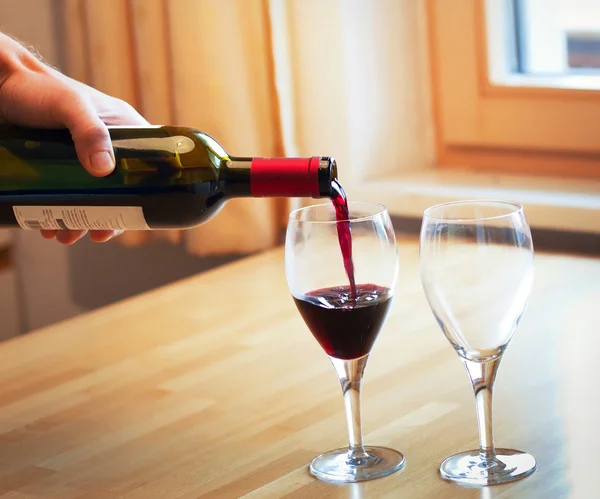 Rött vin och glasögon — Stockfoto