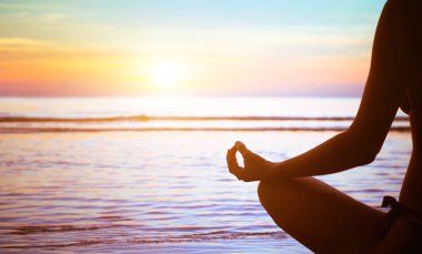 Gün batımında Yoga egzersiz