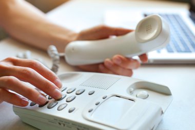 telefonu tutan eller