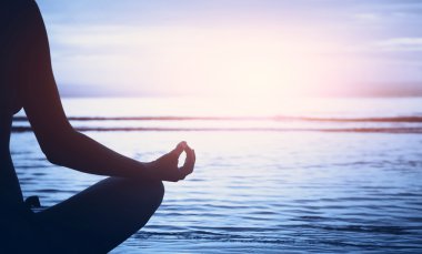 Yoga egzersiz denizde