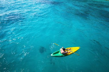adam üzerinde kayık kürek çekmeye