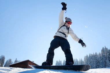 Snowboard yaparken öğrenme kadın