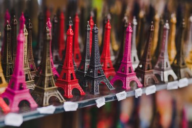 Paris 'teki hediyelik eşya dükkanında.