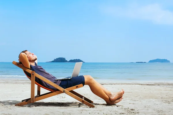 Empresário relaxante na praia — Fotografia de Stock